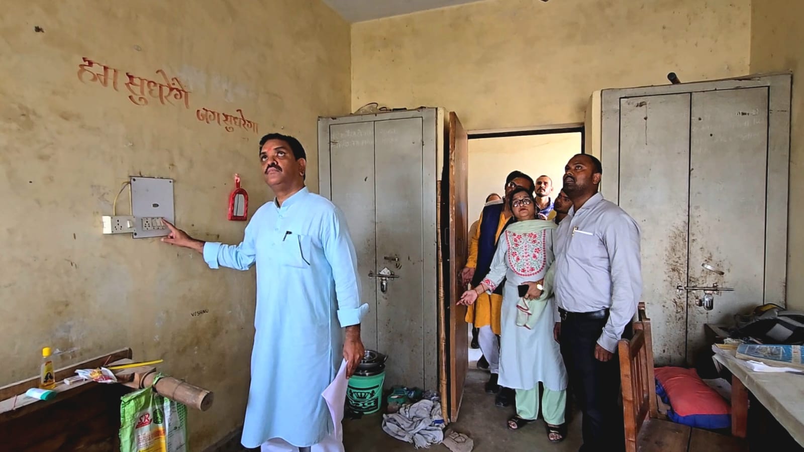 छात्रावास का निरीक्षण करते समाज कल्याण मंत्री असीम अरुण
