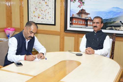 वर्चुअली हमीरपुर जिला की विकासात्मक परियोजनाओं की समीक्षा करते सीएम वर्चुअली हमीरपुर जिला की विकासात्मक परियोजनाओं की समीक्षा करते सीएम