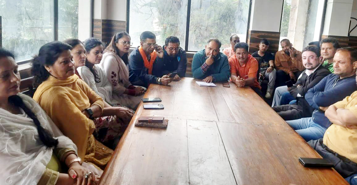 नैनीताल: बैठक में उपस्थित लोग। नैनीताल: बैठक में उपस्थित लोग।