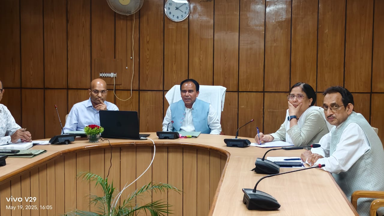 उच्च शिक्षा मंत्री डॉ. धन सिंह रावत ने सोमवार को विधानसभा स्थित सभाकक्ष में उच्च शिक्षा विभाग की समीक्षा बैठक करते। उच्च शिक्षा मंत्री डॉ. धन सिंह रावत ने सोमवार को विधानसभा स्थित सभाकक्ष में उच्च शिक्षा विभाग की समीक्षा बैठक करते।