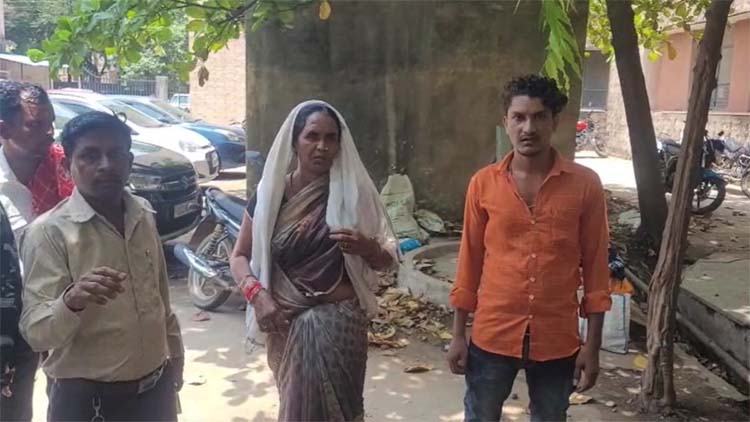 सेंट्रल जेल में बंद युवक की माैत पर जेल प्रशासन पर आराेप लगाते परिजन सेंट्रल जेल में बंद युवक की माैत पर जेल प्रशासन पर आराेप लगाते परिजन