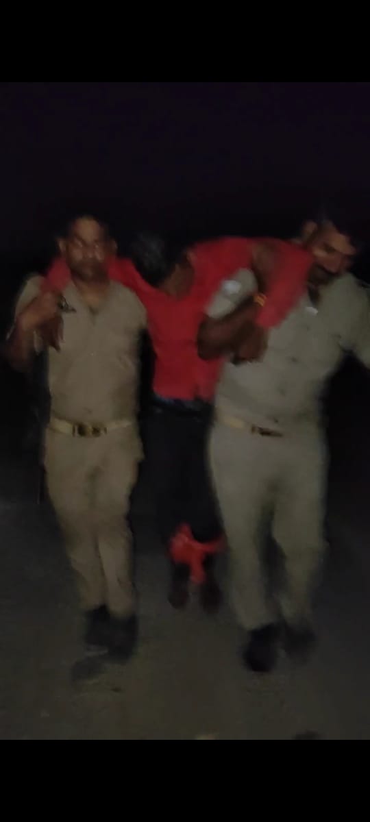पुलिस मुठभेड़ में पशु तस्कर को लेजाते पुलिस पुलिस मुठभेड़ में पशु तस्कर को लेजाते पुलिस