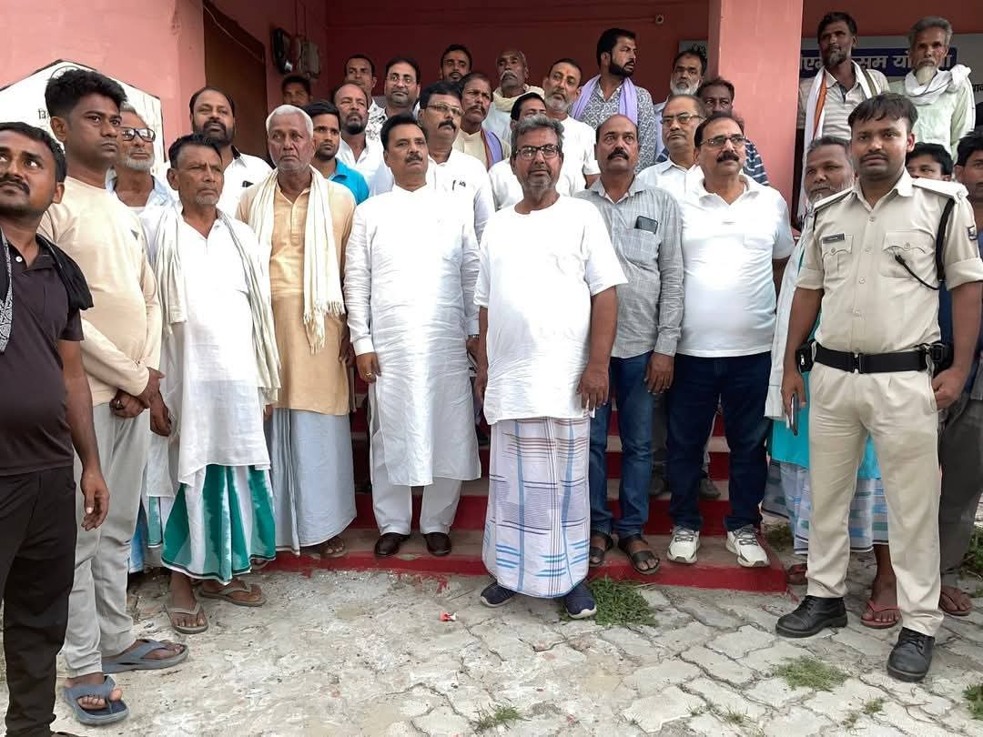 अररिया फोटो:पूर्व विधायक जाकिर हुसैन खान ग्रामीणों के साथ अररिया फोटो:पूर्व विधायक जाकिर हुसैन खान ग्रामीणों के साथ