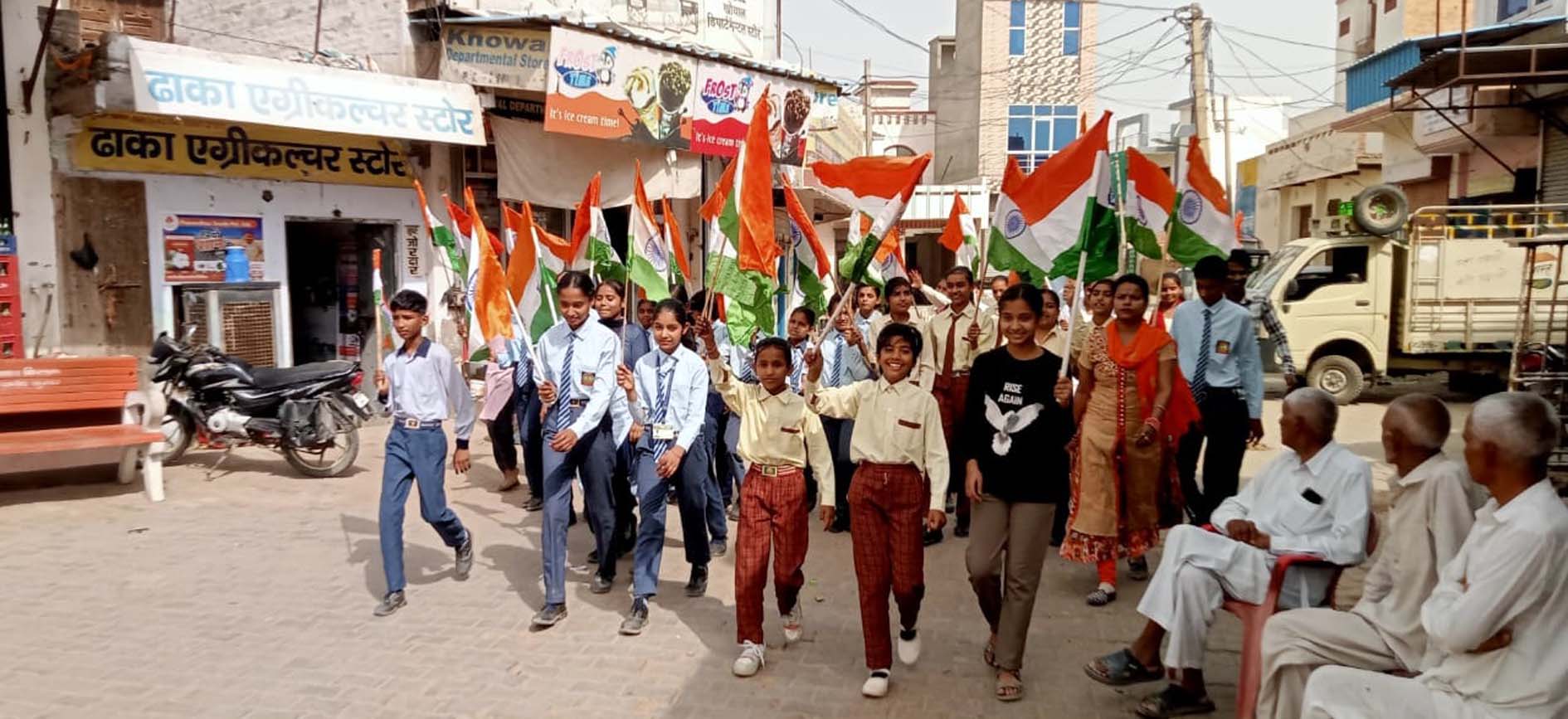 तिरंगा यात्रा निकालते छात्र। तिरंगा यात्रा निकालते छात्र।
