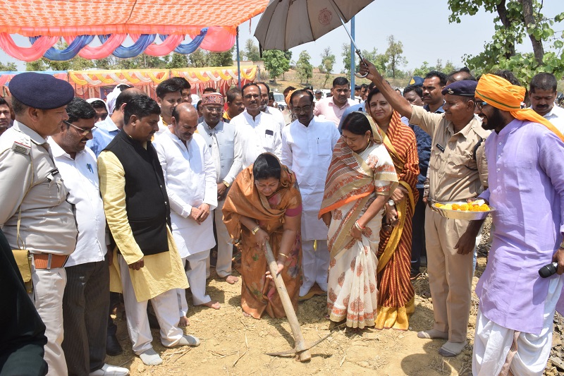 सिंगरौली जिले में 24 लाख के अमृत सरोवर का किया भूमि-पूजन सिंगरौली जिले में 24 लाख के अमृत सरोवर का किया भूमि-पूजन