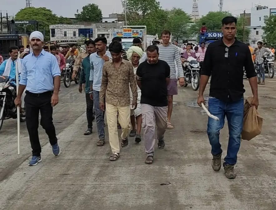 9 सटोरिए पकड़ाए, शहर में निकाला जुलूस 9 सटोरिए पकड़ाए, शहर में निकाला जुलूस