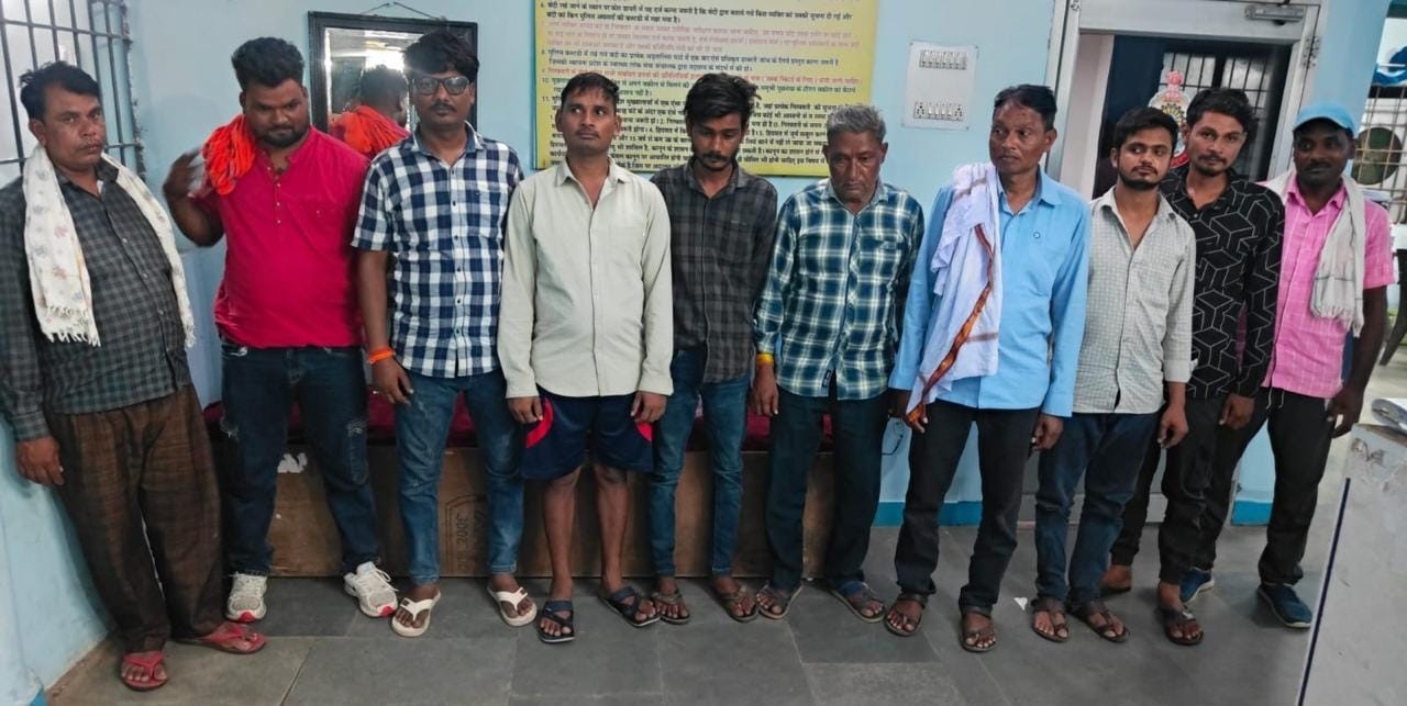 बोदाछापर खार में जुआ खेल रहे गिरफ्तार जुआरी। बोदाछापर खार में जुआ खेल रहे गिरफ्तार जुआरी।