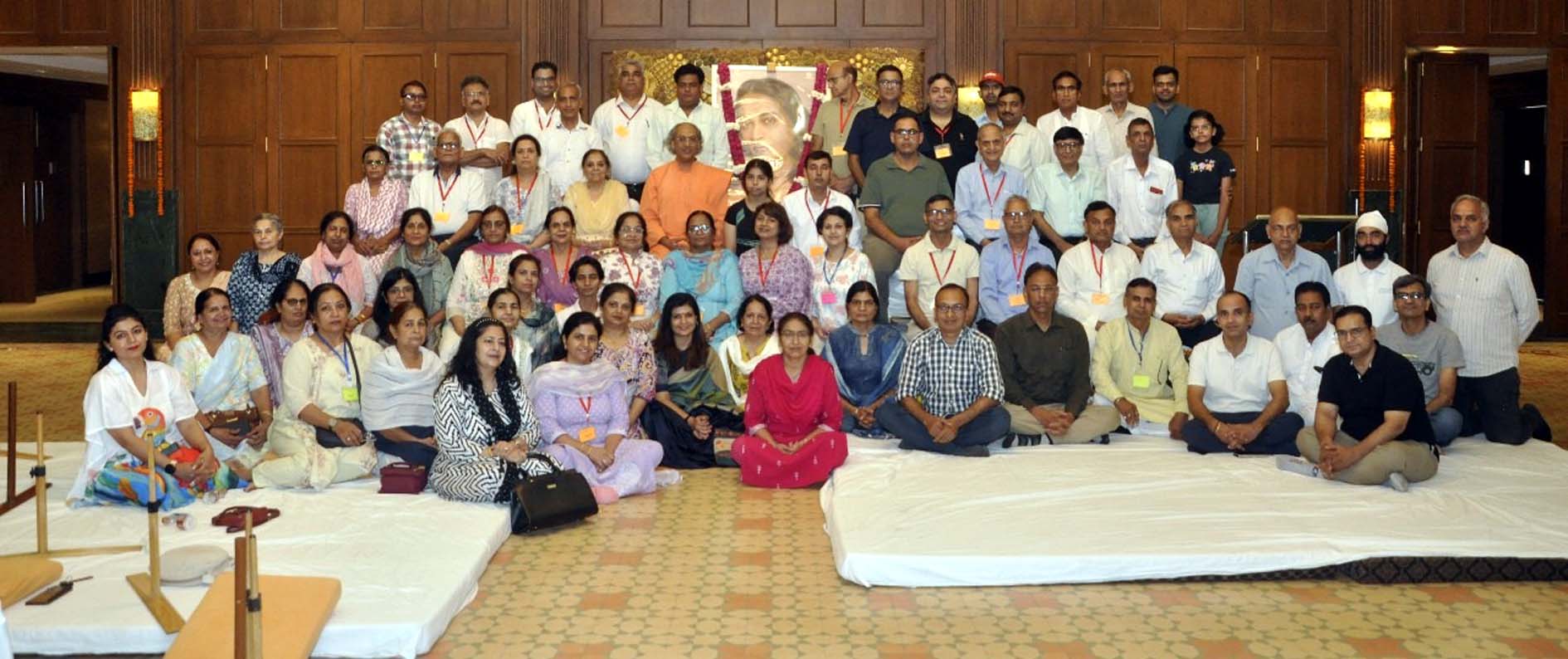 सत्संग में प्रवचन देते स्वामी स्मरणानंद गिरी जी। सत्संग में प्रवचन देते स्वामी स्मरणानंद गिरी जी।