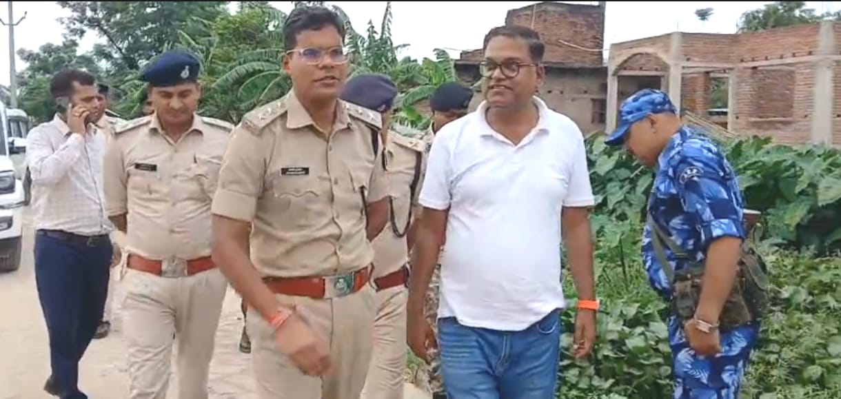 कार्यक्रम स्थल का मुआयना करते अधिकारी कार्यक्रम स्थल का मुआयना करते अधिकारी