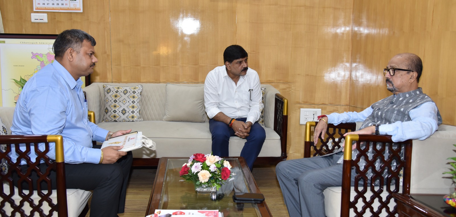 राज्यपाल रमेन डेका से राजभवन में दक्षिण पूर्व मध्य रेलवे के मंडल रेल प्रबंधक दयानंद भेंट करते हुए