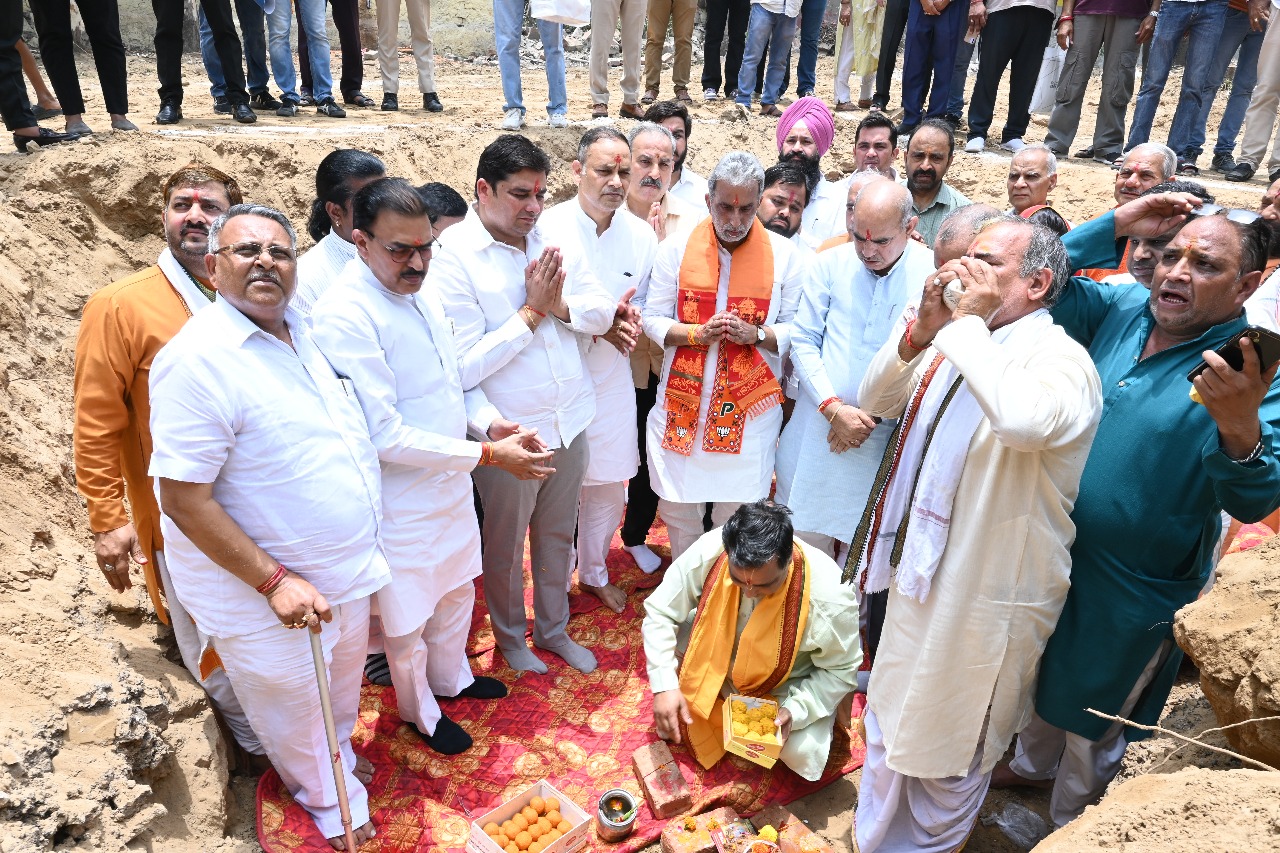 सत्संग भवन की आधारशिला रखते केंद्रीय राज्यमंत्री कृष्णपाल गुर्जर सत्संग भवन की आधारशिला रखते केंद्रीय राज्यमंत्री कृष्णपाल गुर्जर