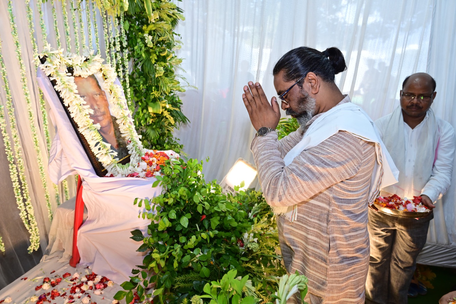 मुख्यमंत्री श्रद्धांजलि देते हुए मुख्यमंत्री श्रद्धांजलि देते हुए