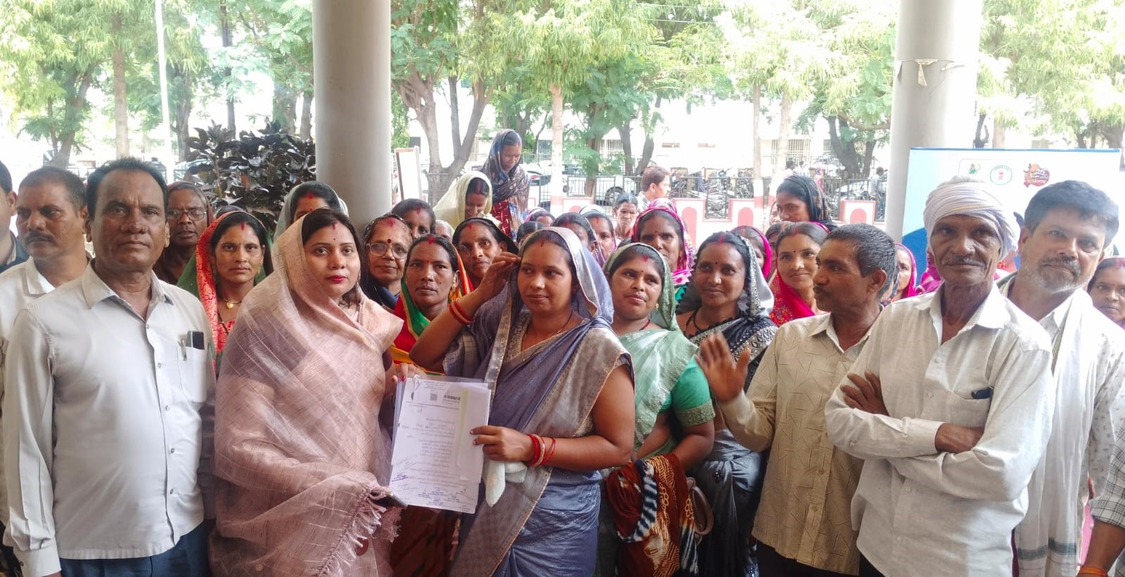 कलेक्ट्रेट में अपनी समस्या बताते हुए मोहदी व जामली के ग्रामीण। कलेक्ट्रेट में अपनी समस्या बताते हुए मोहदी व जामली के ग्रामीण।
