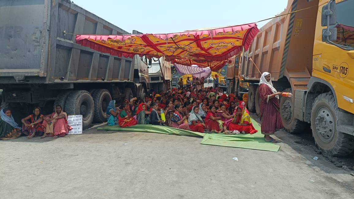 एसईसीएल गेवरा खदान बंद, मुआवजा मांग को लेकर आंदोलन सुबह चल रही एसईसीएल गेवरा खदान बंद, मुआवजा मांग को लेकर आंदोलन सुबह चल रही