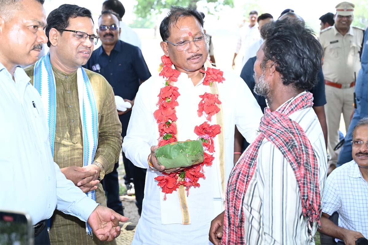 मुख्यमंत्री को गुलमोहर की माला पहनाकर ग्रामीण रैता बैगा ने तेंदू फल से भरी टोकरी भेंट करते मुख्यमंत्री को गुलमोहर की माला पहनाकर ग्रामीण रैता बैगा ने तेंदू फल से भरी टोकरी भेंट करते