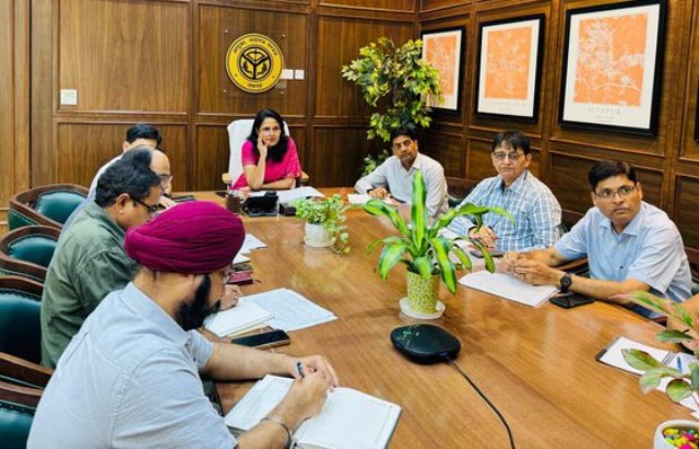 हीट वेव की समीक्षा करती हुई मण्डलायुक्त डॉ.रोशन जैकब (फोटो) हीट वेव की समीक्षा करती हुई मण्डलायुक्त डॉ.रोशन जैकब (फोटो)