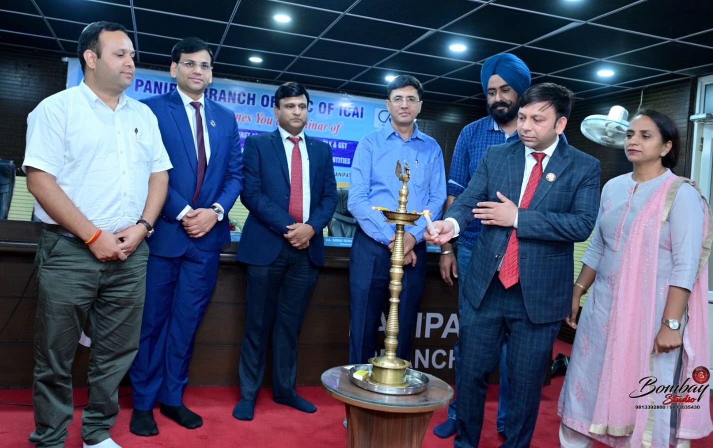 द इंस्टीट्यूट ऑफ चार्टर्ड अकाउंटेंट्स ऑफ इंडिया पानीपत में सेमिनार का दीप प्रज्वलित कर शुभारंभ करते अतिथिगण द इंस्टीट्यूट ऑफ चार्टर्ड अकाउंटेंट्स ऑफ इंडिया पानीपत में सेमिनार का दीप प्रज्वलित कर शुभारंभ करते अतिथिगण
