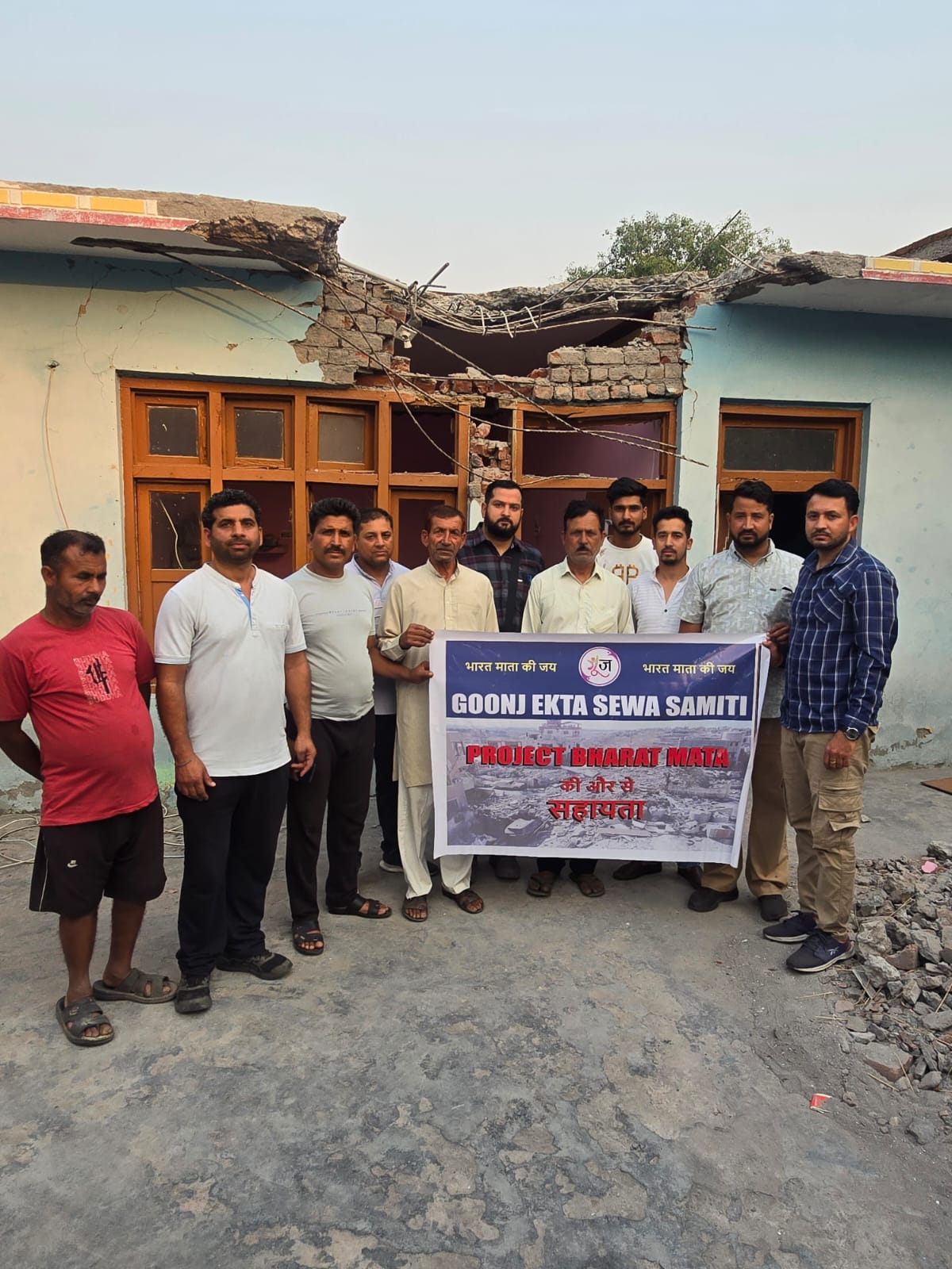 सीमावर्ती परगवाल में गोलाबारी पीड़ितों को गूंज सेवा समिति ने पहुंचाई आर्थिक मदद सीमावर्ती परगवाल में गोलाबारी पीड़ितों को गूंज सेवा समिति ने पहुंचाई आर्थिक मदद