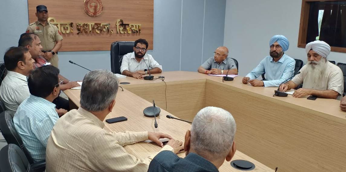 आरकेजे केंद्र के सदस्यों के साथ बैठक करते एडीसी।