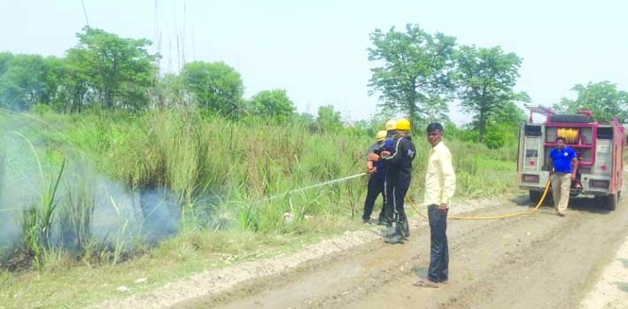 आग को बुझाते दमकल कर्मी आग को बुझाते दमकल कर्मी