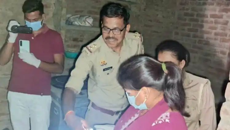 जांच करती पुलिस जांच करती पुलिस