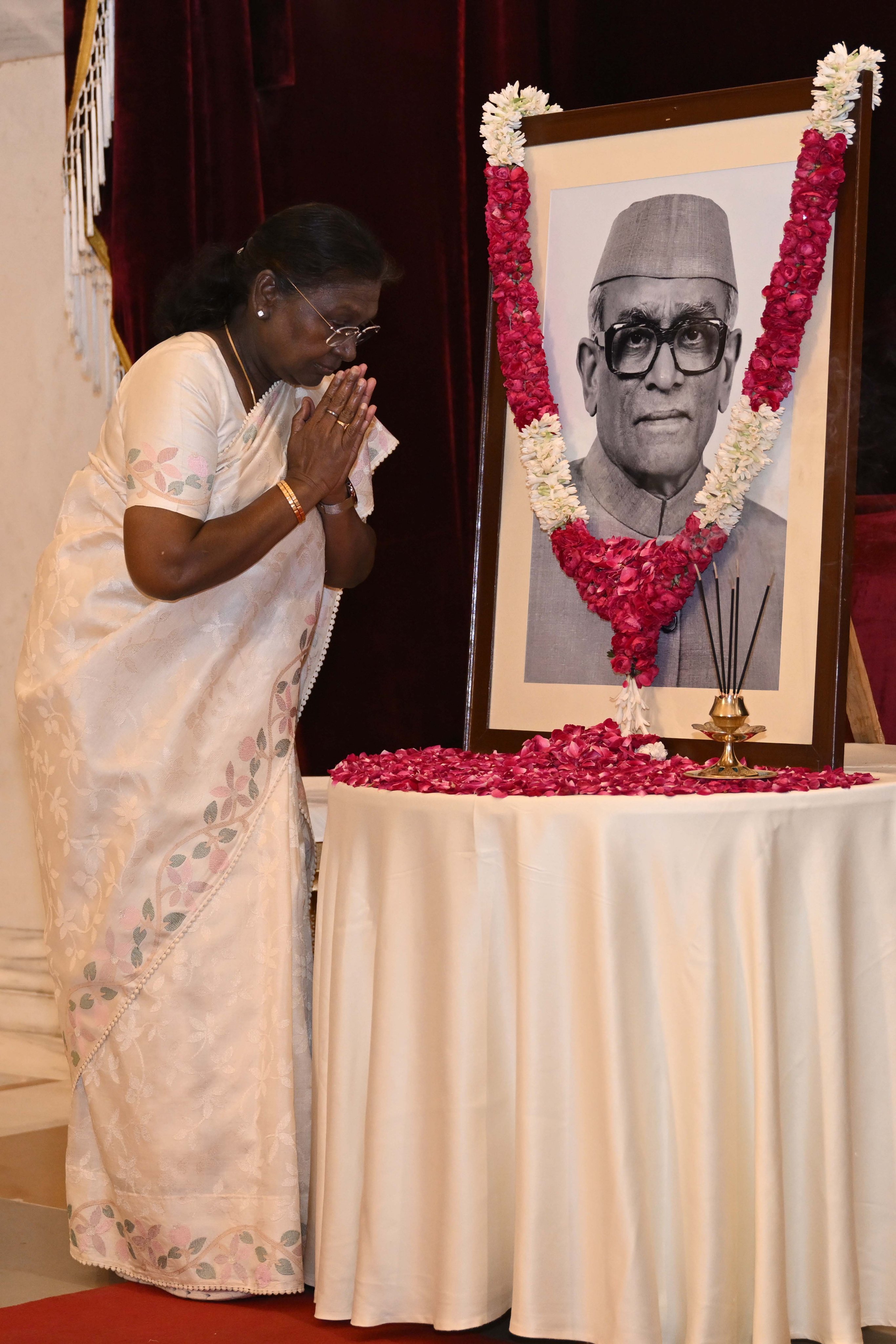 राष्ट्रपति द्रौपदी मुर्मु सोमवार को पूर्व राष्ट्रपति नीलम संजीव रेड्डी के चित्र पर पुष्पांजलि अर्पित करते हुए राष्ट्रपति द्रौपदी मुर्मु सोमवार को पूर्व राष्ट्रपति नीलम संजीव रेड्डी के चित्र पर पुष्पांजलि अर्पित करते हुए