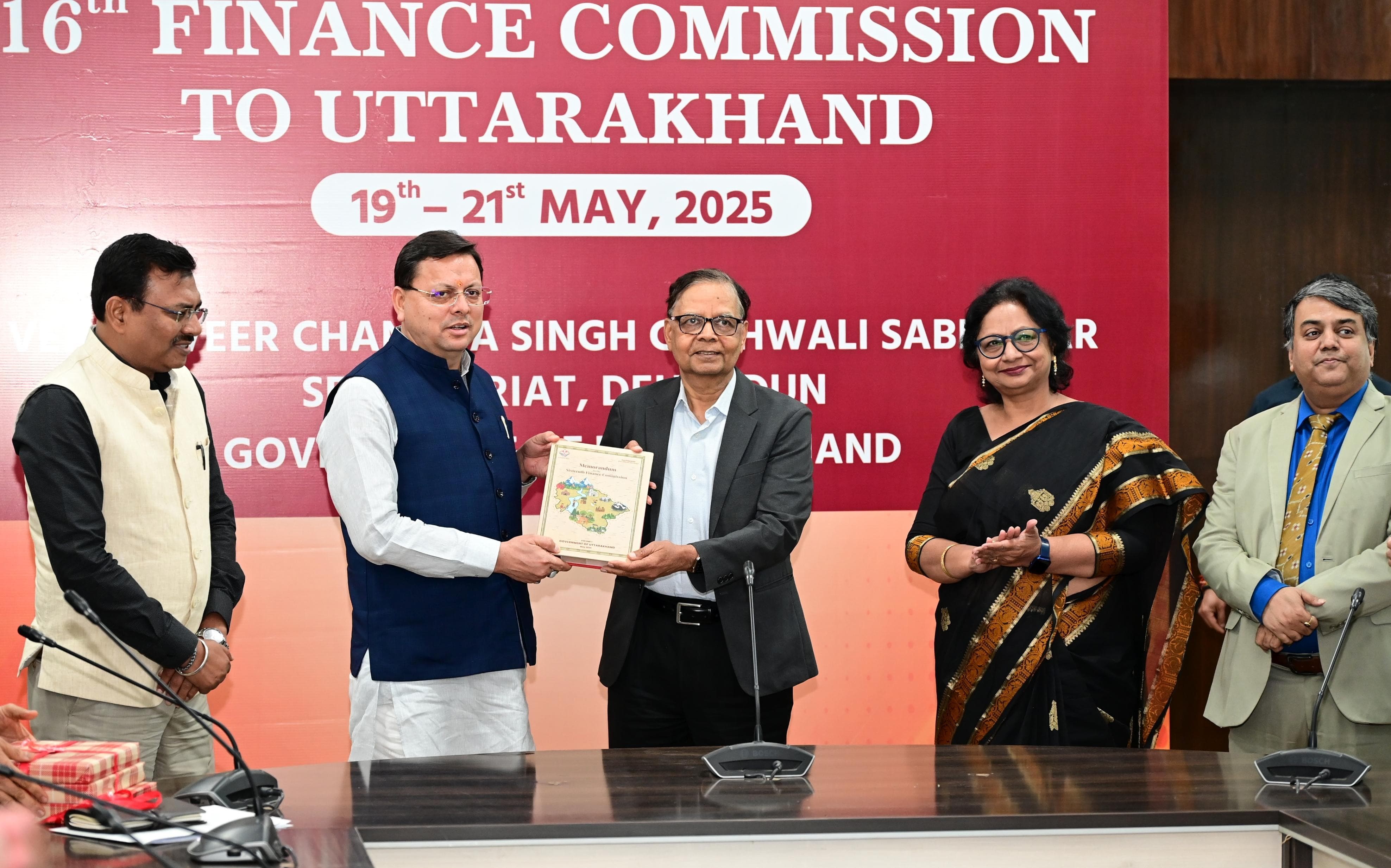 डॉ. अरविंद पनगढ़िया और अन्य सदस्यों के साथ मुख्यमंत्री पुष्कर सिंह धामी। डॉ. अरविंद पनगढ़िया और अन्य सदस्यों के साथ मुख्यमंत्री पुष्कर सिंह धामी।