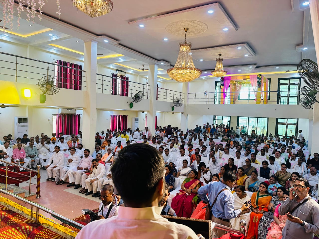 अहिल्याबाई होलकर के स्मिथ में आयोजित गोष्ठी में बैठे लोग