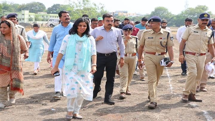 नरसिंहपुरः उप राष्ट्रपति व मुख्यमंत्री के आगमन की तैयारियों का कलेक्टर ने लिया जायजा नरसिंहपुरः उप राष्ट्रपति व मुख्यमंत्री के आगमन की तैयारियों का कलेक्टर ने लिया जायजा