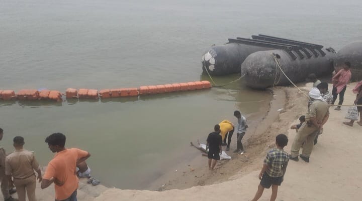 तुलसीघाट पर गंगा से शव निकालते गोताखोर