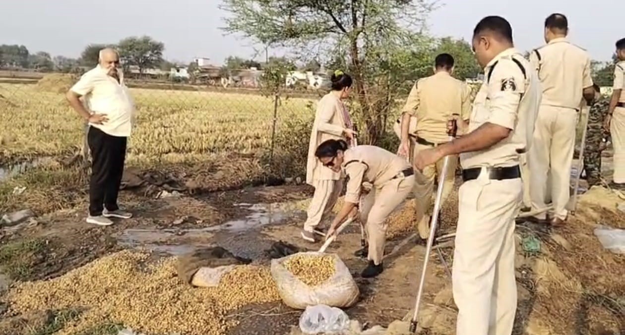 महुआ लाहन को जब्त कर नष्ट करती हुई पुलिस। महुआ लाहन को जब्त कर नष्ट करती हुई पुलिस।