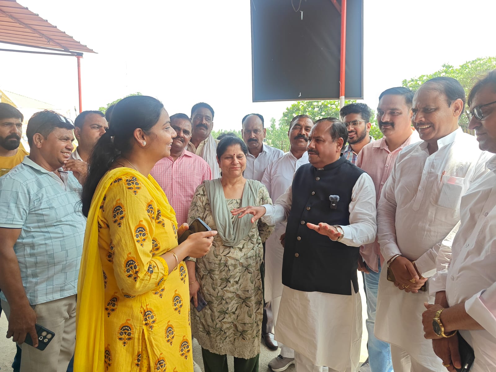 राज्य मंत्री ओमप्रकाश जमदग्नि औचक निरीक्षण करते हुए राज्य मंत्री ओमप्रकाश जमदग्नि औचक निरीक्षण करते हुए