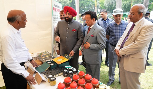 प्रदर्शनी शा अवलाेकन करते राज्यपाल गुरमीत सिंह। प्रदर्शनी शा अवलाेकन करते राज्यपाल गुरमीत सिंह।