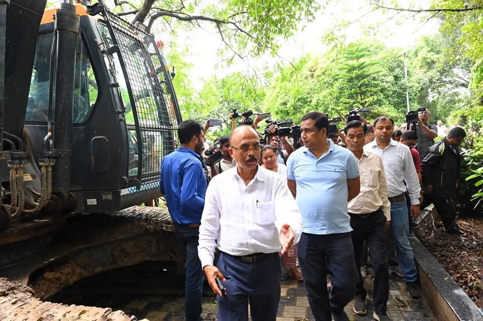 मंत्री जयंत मल्ल बरुवा की मौजूदगी में चले अतिक्रमण विरोधी अभियान की तस्वीर। मंत्री जयंत मल्ल बरुवा की मौजूदगी में चले अतिक्रमण विरोधी अभियान की तस्वीर।