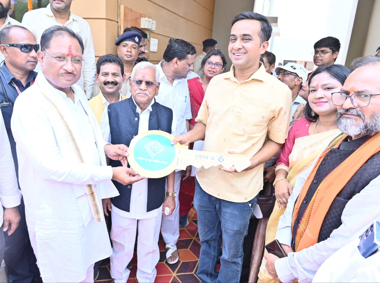 मुख्यमंत्री विष्णु देव साय ग्राम मुरमुंदा में अटल विहार योजना के अंतर्गत निर्मित आवासों का प्रतिकात्मक चाबी सौंपते हुए मुख्यमंत्री विष्णु देव साय ग्राम मुरमुंदा में अटल विहार योजना के अंतर्गत निर्मित आवासों का प्रतिकात्मक चाबी सौंपते हुए