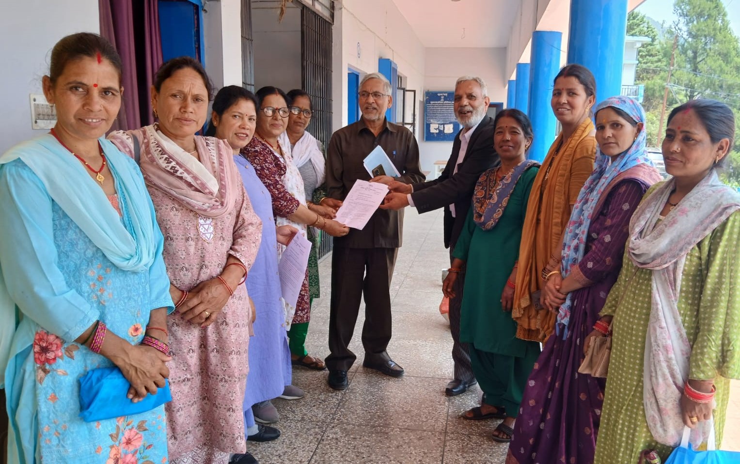 गोपेश्वर में मुख्य शिक्षा अधिकारी को ज्ञापन सौंपते हुए भोजन माता। गोपेश्वर में मुख्य शिक्षा अधिकारी को ज्ञापन सौंपते हुए भोजन माता।