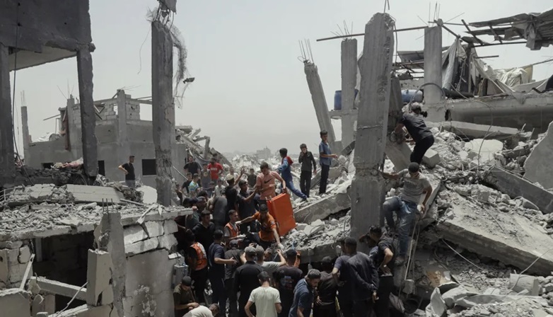 गाजा में राहत और बचाव दल के प्रयासों के बीच आवासीय भवनों के खंडहरों पर भीड़ जमा हो गई।