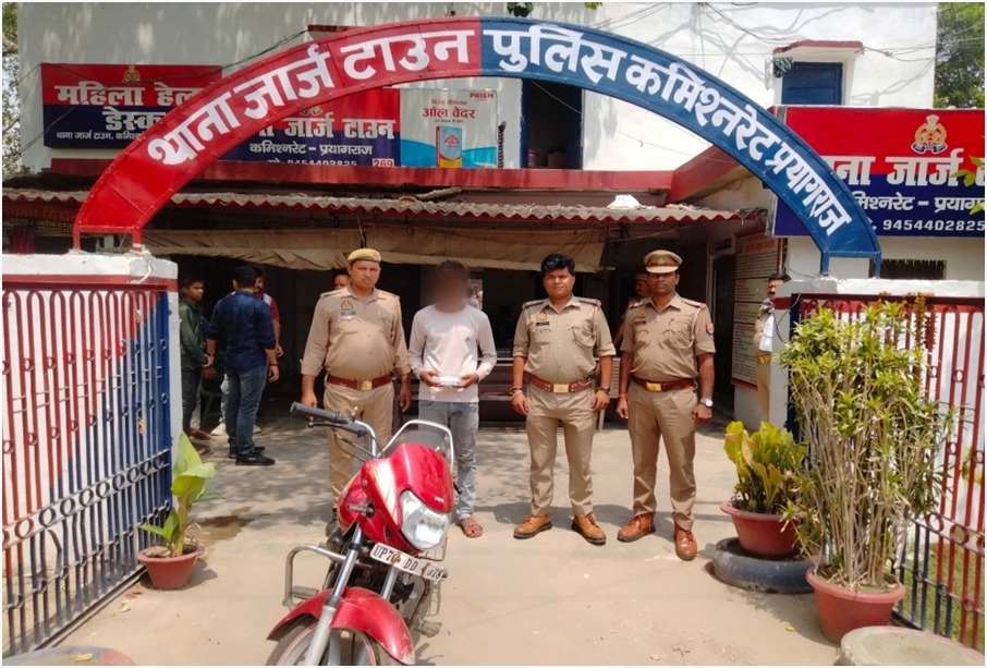 चेन स्नैचिंग मामले में गिरफ्तार आरोपित का छाया चित्र चेन स्नैचिंग मामले में गिरफ्तार आरोपित का छाया चित्र