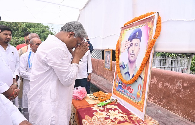 जदयू महासचिव मनीष वर्मा बेगूसराय के शहीद जवान को श्रद्धांजली देते हुए जदयू महासचिव मनीष वर्मा बेगूसराय के शहीद जवान को श्रद्धांजली देते हुए