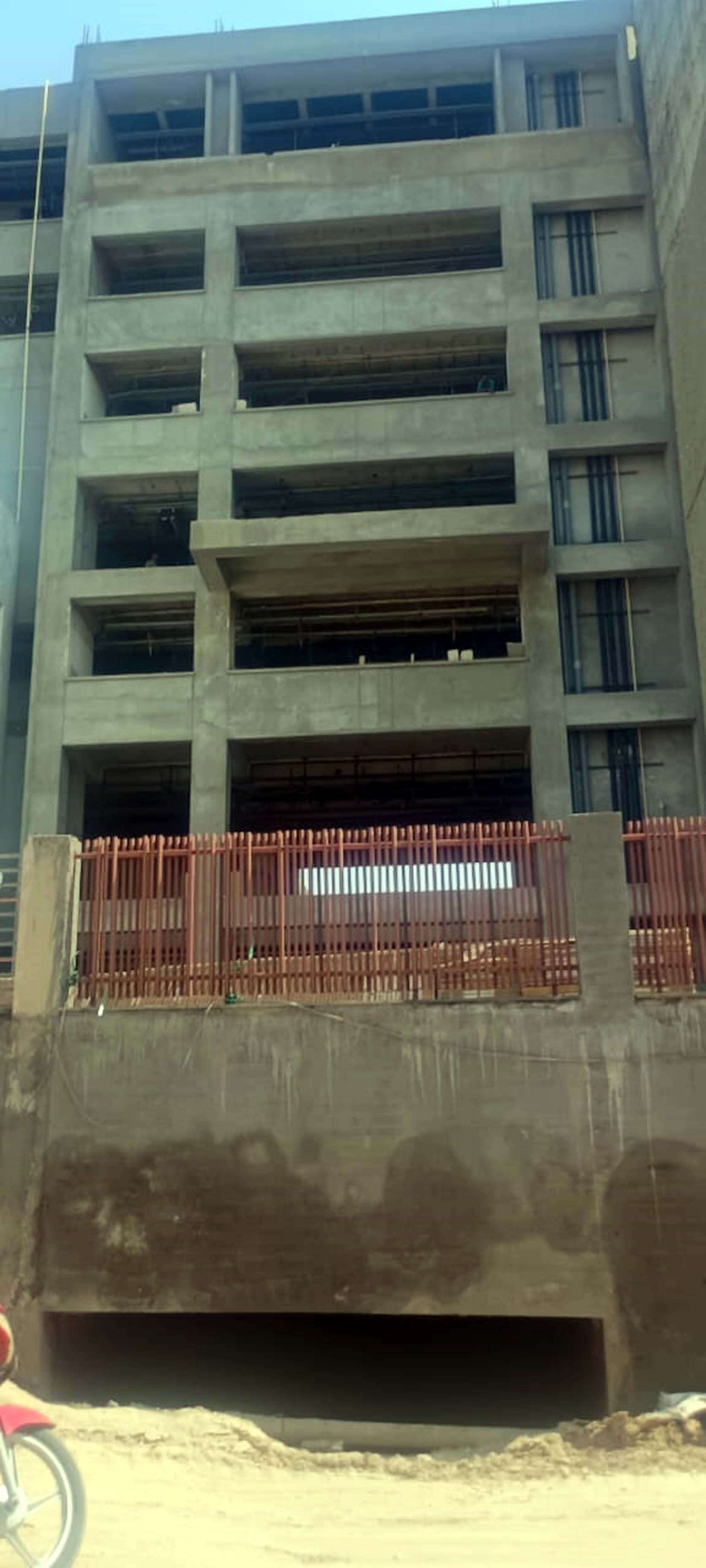 आधार अस्पताल द्वारा सिंचाई के नाले पर खड़ी की गई बहु मंजिला इमारत। आधार अस्पताल द्वारा सिंचाई के नाले पर खड़ी की गई बहु मंजिला इमारत।