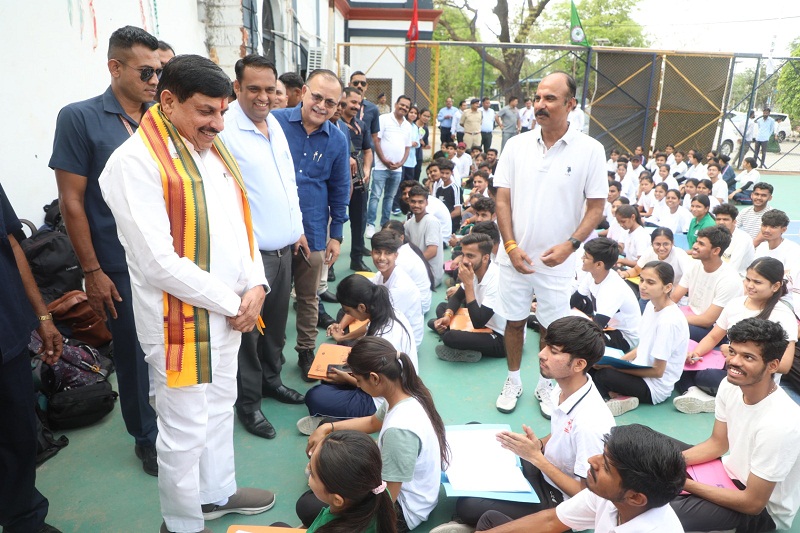 इंदौरः मुख्यमंत्री डॉ. यादव ने होलकर साइंस कॉलेज के विद्यार्थियों से किया संवाद इंदौरः मुख्यमंत्री डॉ. यादव ने होलकर साइंस कॉलेज के विद्यार्थियों से किया संवाद