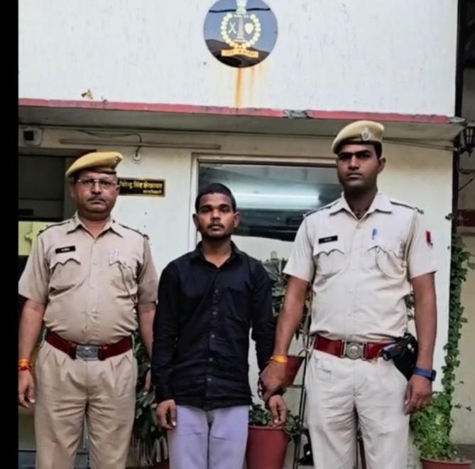 नाबालिग 9वीं कक्षा की छात्रा को गर्भवती करने का आरोपी आगरा से पकड़ा नाबालिग 9वीं कक्षा की छात्रा को गर्भवती करने का आरोपी आगरा से पकड़ा