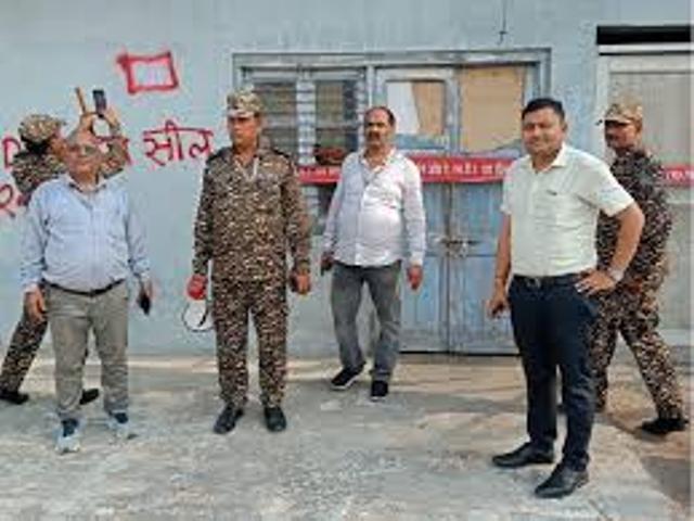 मोहन होटल को सील करते प्राधिकरण कर्म चारी