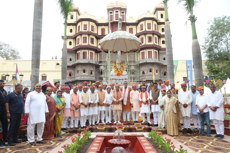 इंदौरः ऐतिहासिक राजबाड़ा में देवी अहिल्या बाई होलकर को नमन से हुई मंत्रिमण्डल बैठक की शुरुआत इंदौरः ऐतिहासिक राजबाड़ा में देवी अहिल्या बाई होलकर को नमन से हुई मंत्रिमण्डल बैठक की शुरुआत
