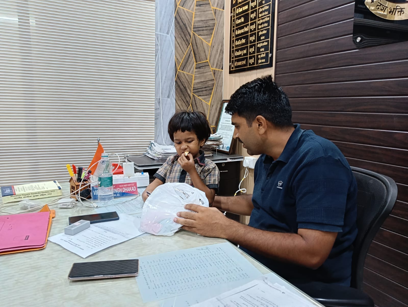 पुलिस ने बाल कल्याण समिति को सौंपा पुलिस ने बाल कल्याण समिति को सौंपा