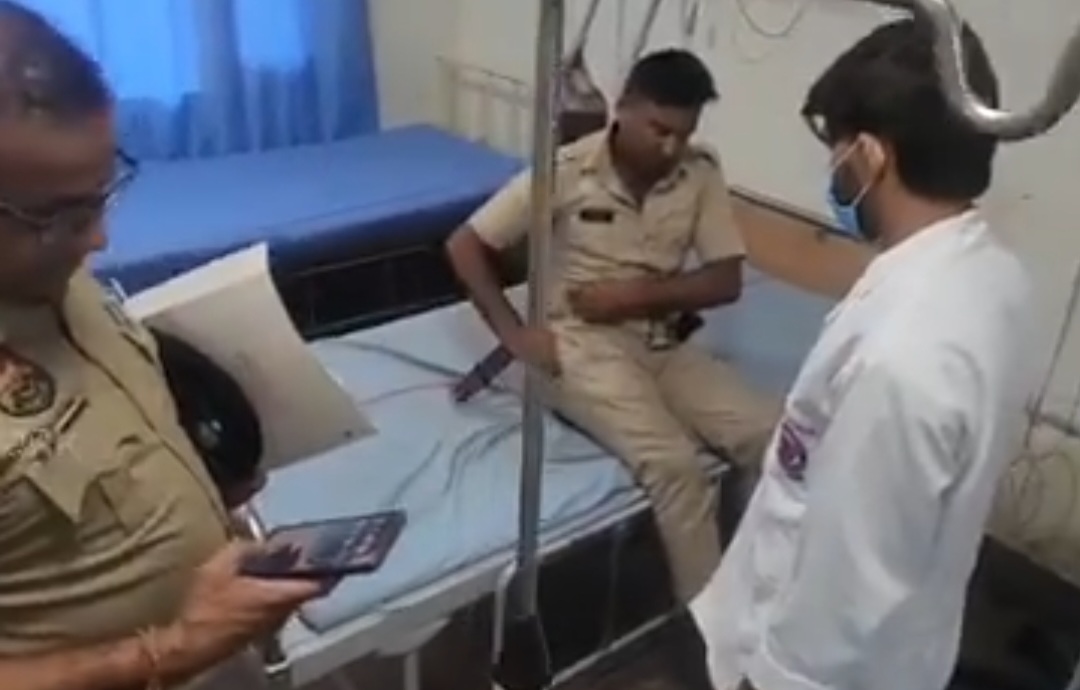 घायल होमगार्ड अंकित अस्पताल में घायल होमगार्ड अंकित अस्पताल में