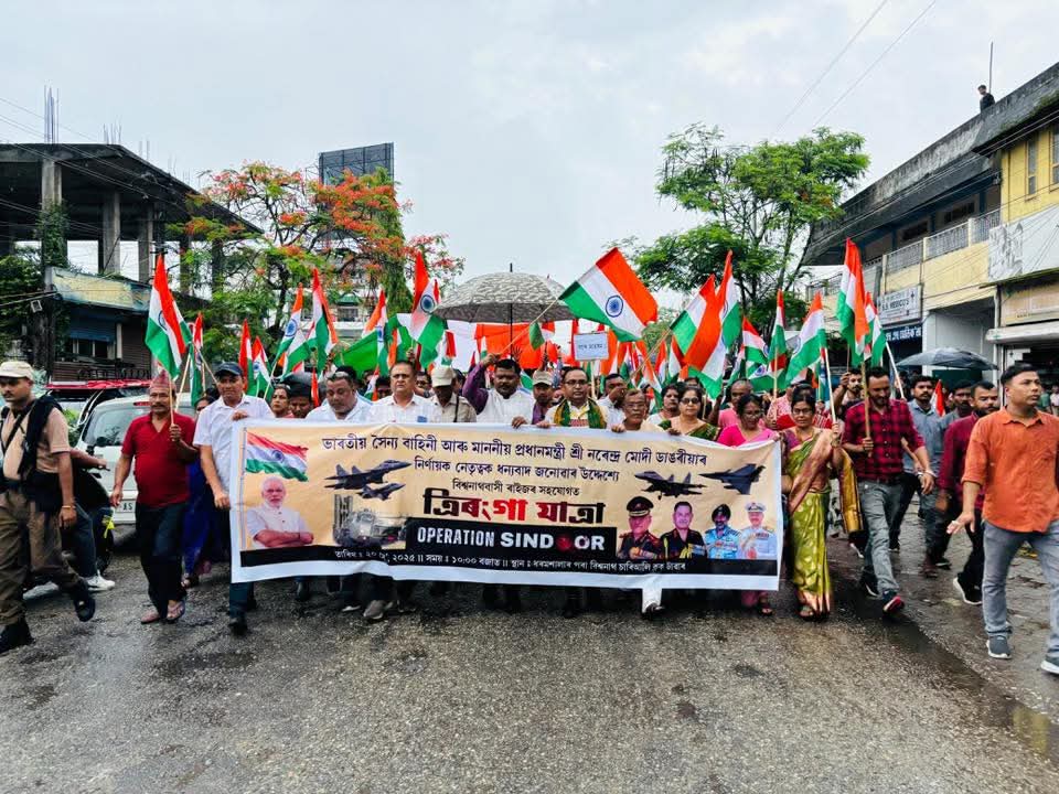 बिश्वनाथ में निकाली गई तिरंगा यात्रा की तस्वीर। बिश्वनाथ में निकाली गई तिरंगा यात्रा की तस्वीर।