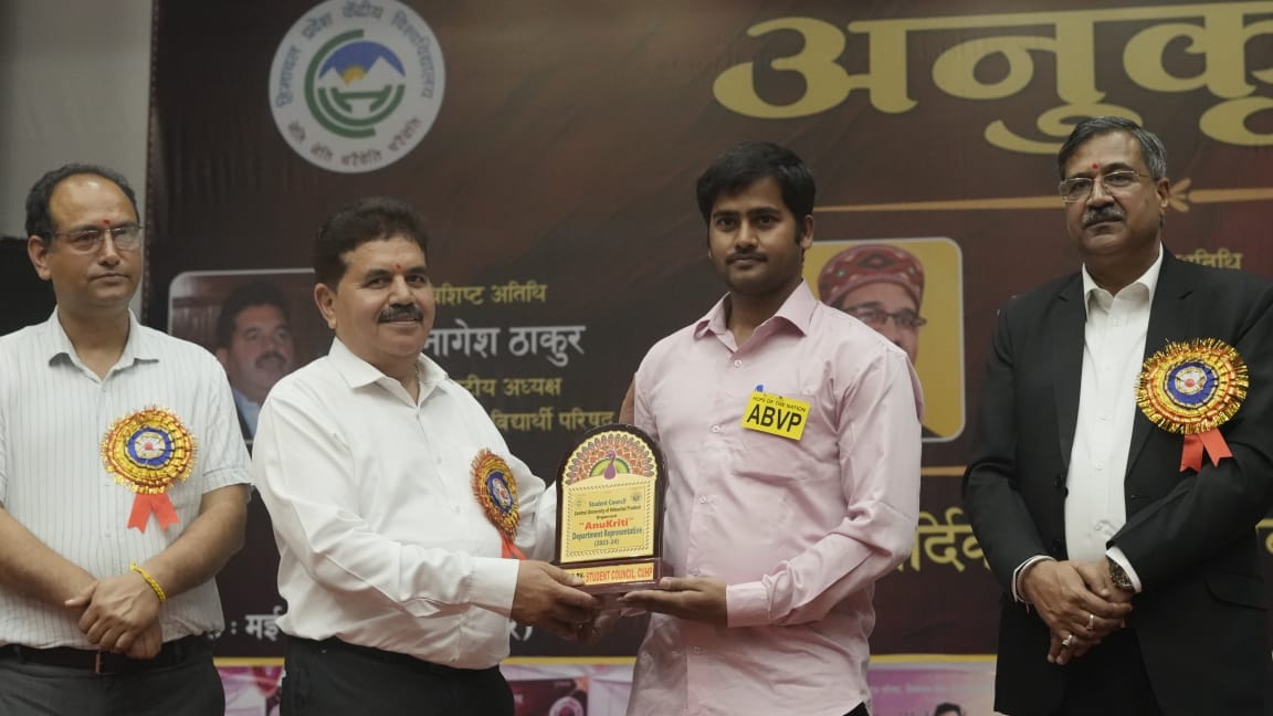 केंद्रीय विश्वविद्यालय में आयोजित कार्यक्रम में छात्र को सम्मानित करते हुए प्रोफेसर नागेश। केंद्रीय विश्वविद्यालय में आयोजित कार्यक्रम में छात्र को सम्मानित करते हुए प्रोफेसर नागेश।