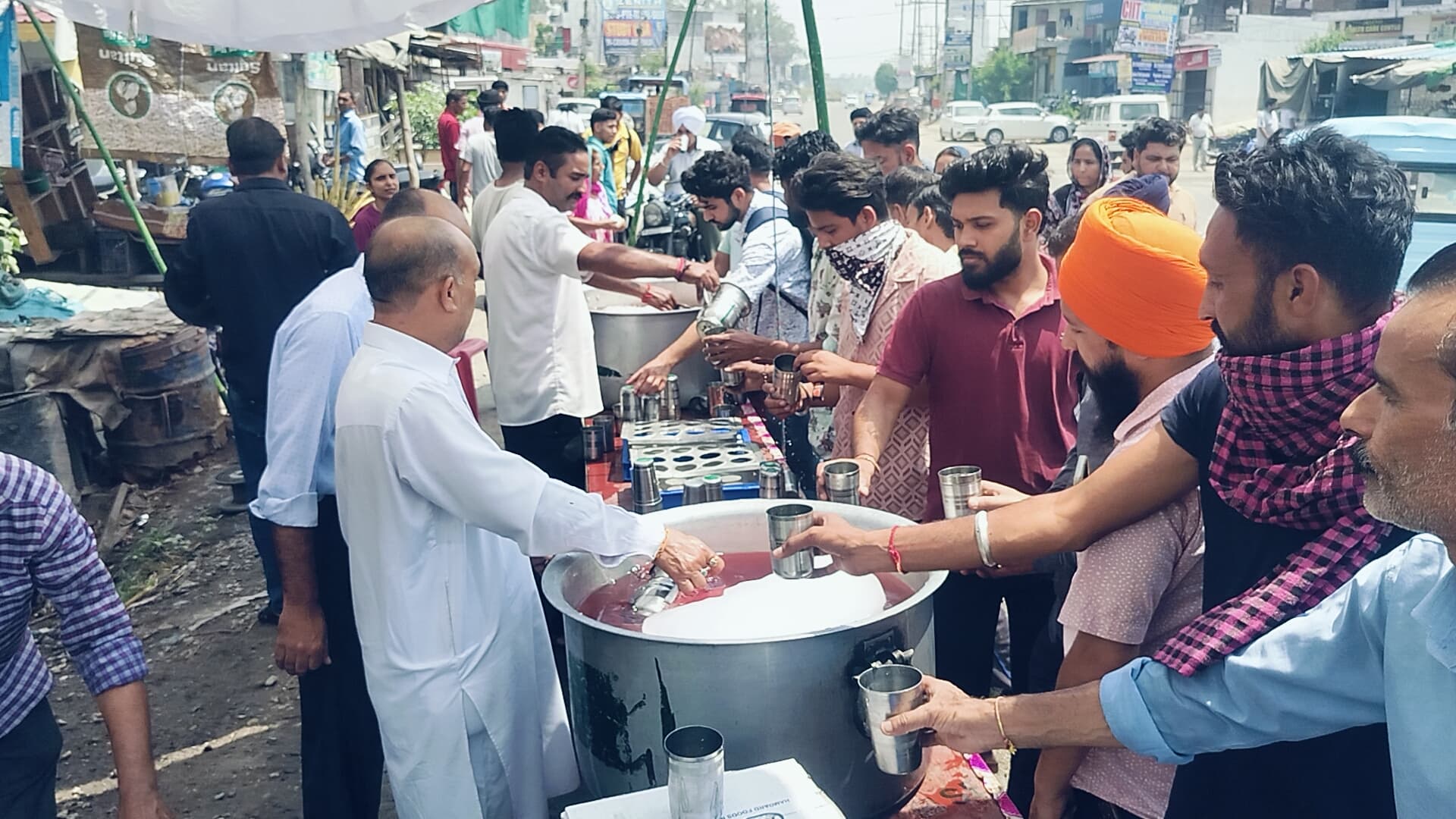 मीठा पानी वितरित किया मीठा पानी वितरित किया