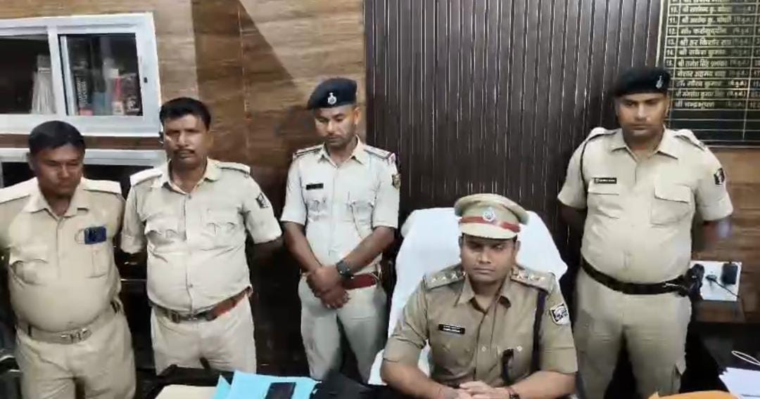 जानकारी देते डीएसपी जानकारी देते डीएसपी